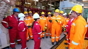 بشرى من المتوسط.. وزير البترول يتفقد القاهر 2 تمهيدًا لحفر بئر جديدة لشركة إيني 1